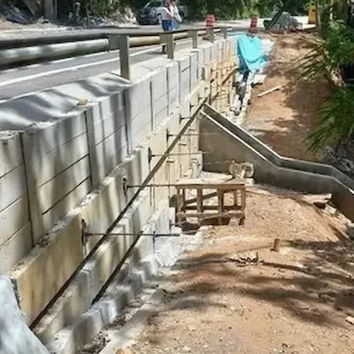 Projeto de Muros de Contenção em Cuiabá: Análise Geotécnica e Soluções Estruturais